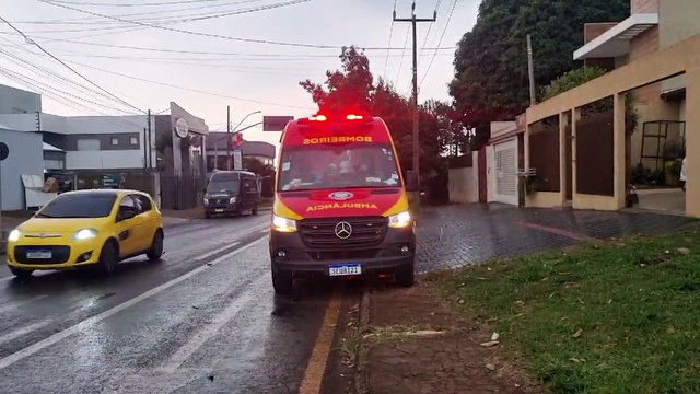 Mulher ferida é socorrida pelo Siate no bairro São Cristóvão