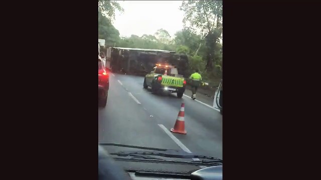 Caminhão baú tomba na Anchieta e motorista fica preso nas ferragens; VÍDEO