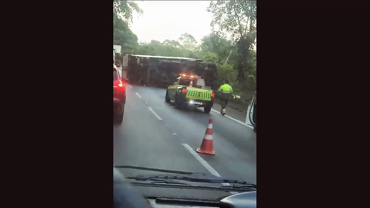 Caminhão baú tomba na Anchieta e motorista fica preso nas ferragens; VÍDEO