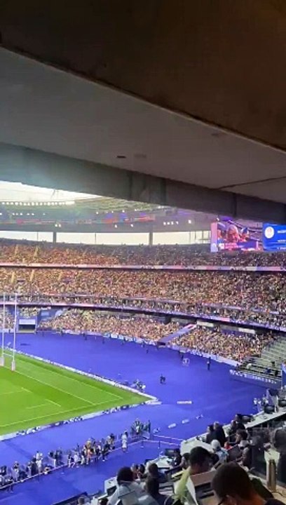 Le Stade de France chante en chœur "Non, je ne regrette rien" d’Édith Piaf. 