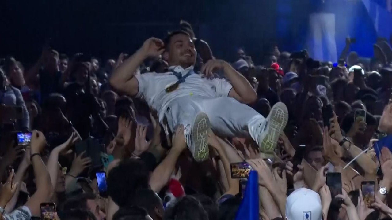 Party in Paris: Frankreichs Olympia-Helden auf Händen getragen