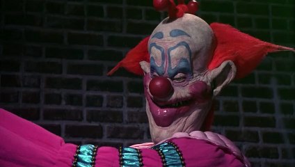 Killer Klowns from Outer Space - 03 - shadow games at the bus stop