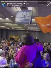 Governador 'passa a mão' no bumbum de Michelle Bolsonaro durante convenção