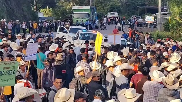 Pobladores del Norte de lempira se toman la carretera exigiendo la pavimentación de la via