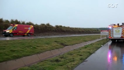 Corsa sai da pista e capota na BR-163 em Cascavel; jovem fica ferido