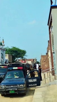 Faslabad my police ki jhliyat ki AK aur video kudiya warcha my masjjd ka Bahar fairing