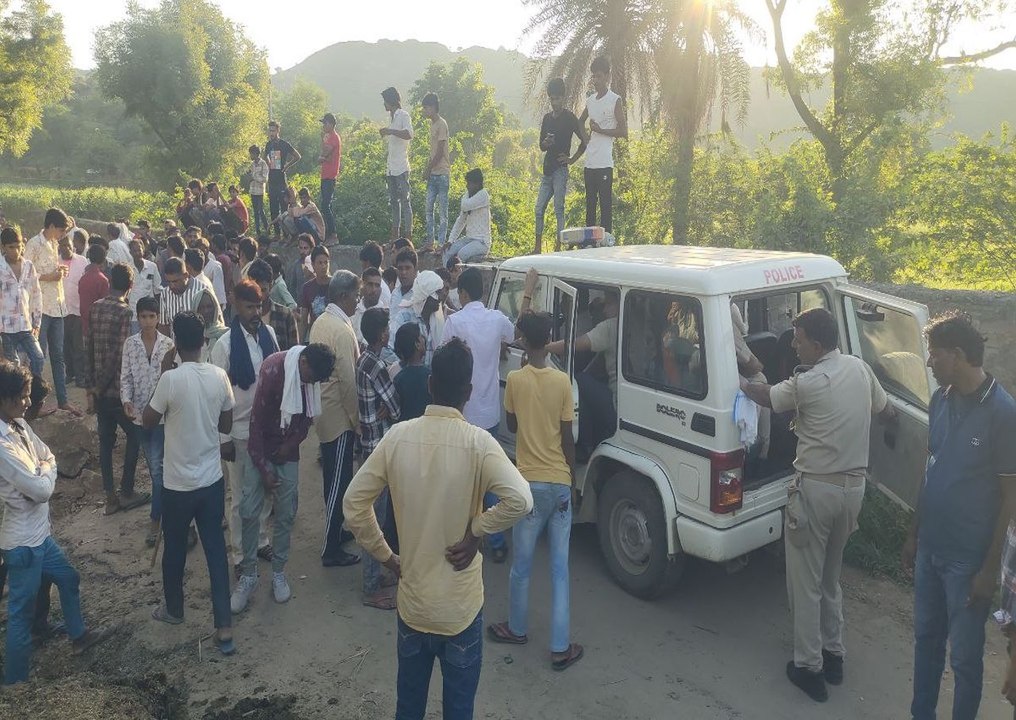 रास्ते के लिए खोदी खाई के पानी में डूबने से तीन भाई-बहन की मौत, परिवार में कोहराम...देखें यह वीडियो