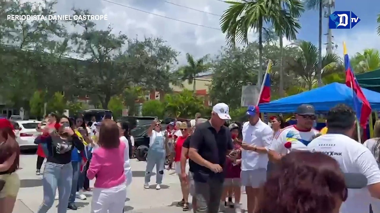 Gente de distintas nacionalidades están en las calles de Miami pidiendo democracia para Venezuela