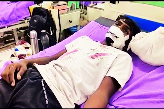 बदमाशों का दुस्साहस : धारदार हथियारों से सो रहे परिवार पर जानलेवा हमला, तीन जने गंभीर घायल... देखें वीडियो ....