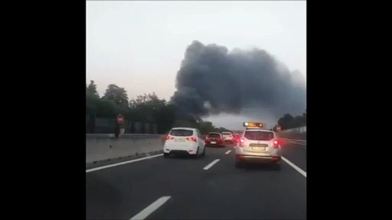 Incendio ad Altopascio, la colonna di fumo nero dall'autostrada Firenze Mare