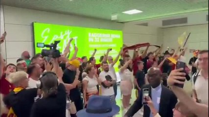 Roma, attesa folle per Soulé: cori in aeroporto