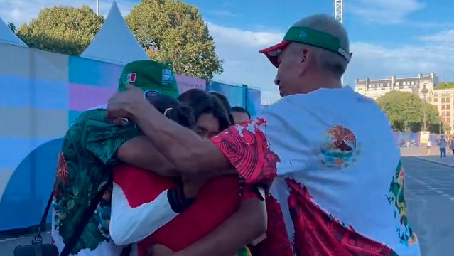 Ángela Ruiz protagoniza emotivo momento junto a su familia en París tras conseguir la medalla de bronce en tiro con arco