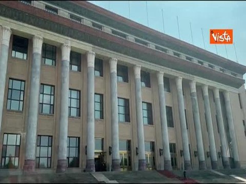 La pulizia del tappeto all'ingresso della Grande Sala del Popolo prima dell'incontro Meloni-Li Qiang