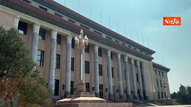 La pulizia del tappeto all'ingresso della Grande Sala del Popolo prima dell'incontro Meloni-Li Qiang