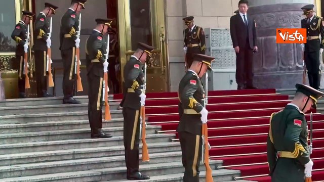 I soldati entrano nella Grande Sala del Popolo di Pechino prima dell'incontro Meloni-Li Qiang