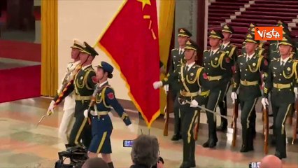 Скачать видео: I soldati entrano nella sala dell'incontro Meloni-Li Qiang nel Palazzo del Popolo di Pechino