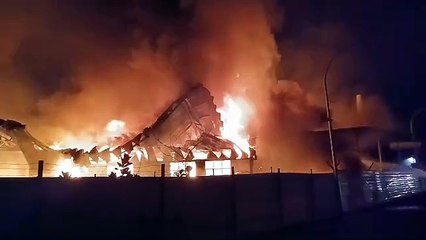 槟州工业区回收厂凌晨大火，火光照亮夜空🔥