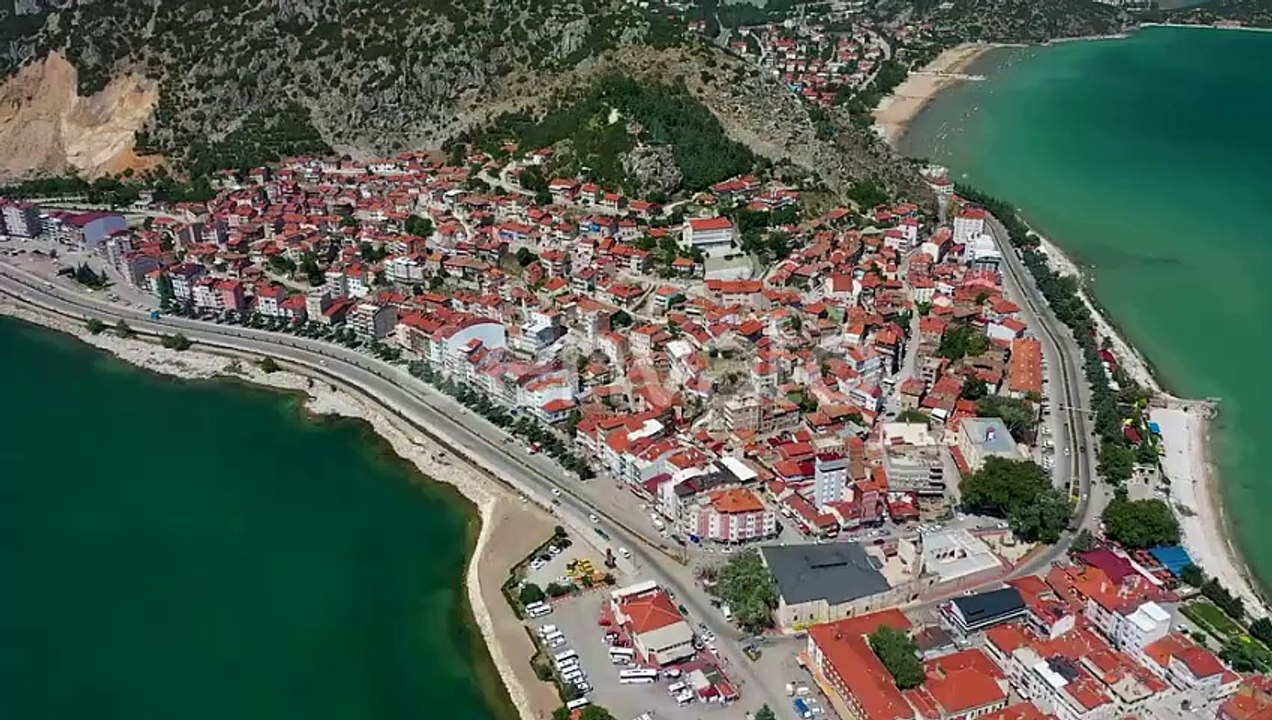 A City on the Shore of a Large Lake