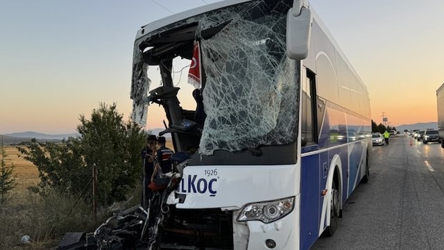Yolcu otobüsüyle kamyonun çarpıştığı kazada 1 kişi öldü