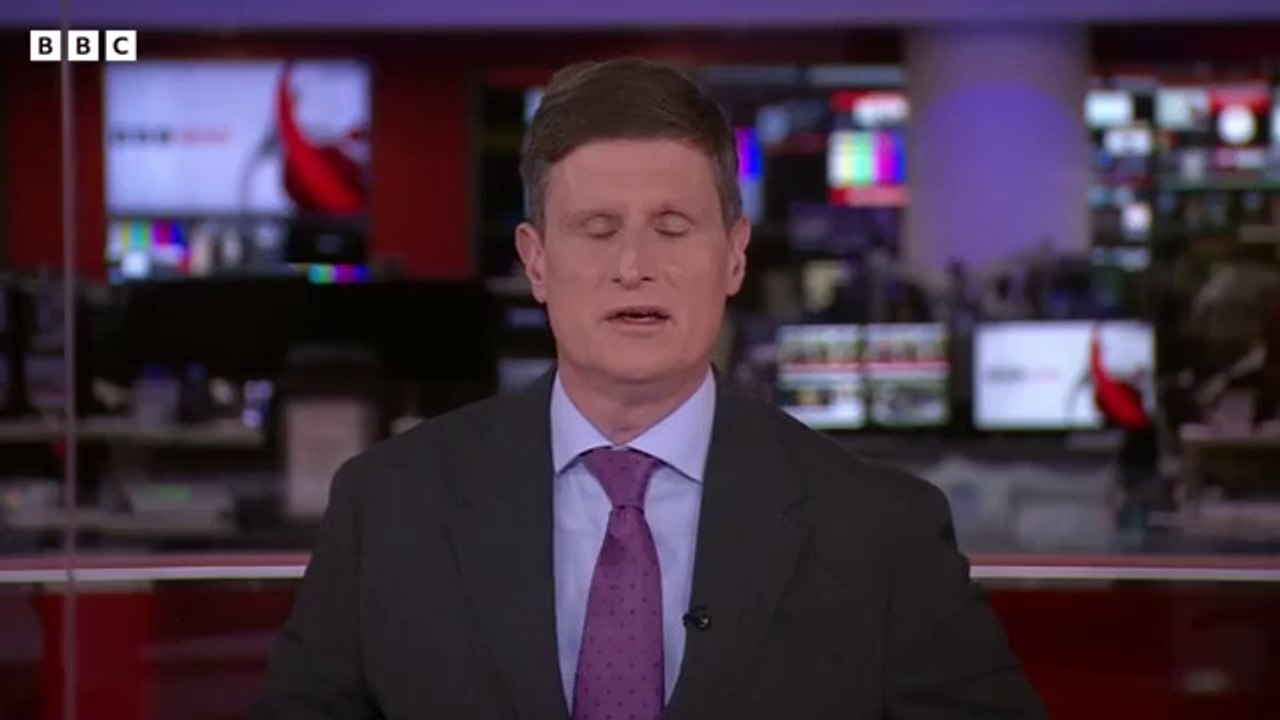 Kamala Harris closing gap on Donald Trump in US election race | BBC News