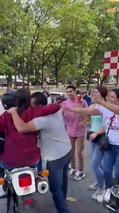 Venezuela'da seçimlere girmesi yasaklanan adayı Machado muhalefet için seçim çalışması yaptı