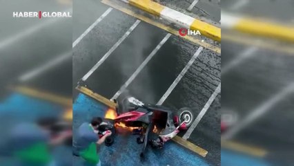 Seyir halinde alev alan motosiklete ilginç müdahale: Kovayla su döktü