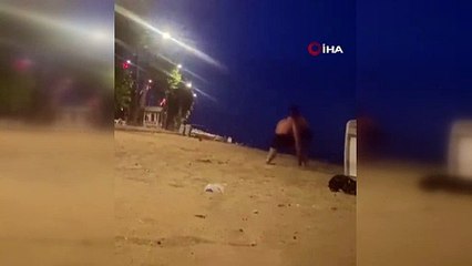 Video herunterladen: Yalova’da Sahilde Güreş Antrenmanı Yapan Genci Köpek Isırdı