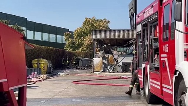 Incendio oleficio Altopascio, prosegue il lavoro dei vigili del fuoco