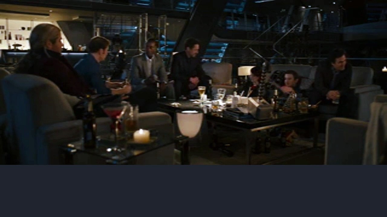 Мстители пробуют поднять молот Тора