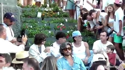 Tony Effe a Capri, teenager e giovanissimi in delirio in Piazzetta