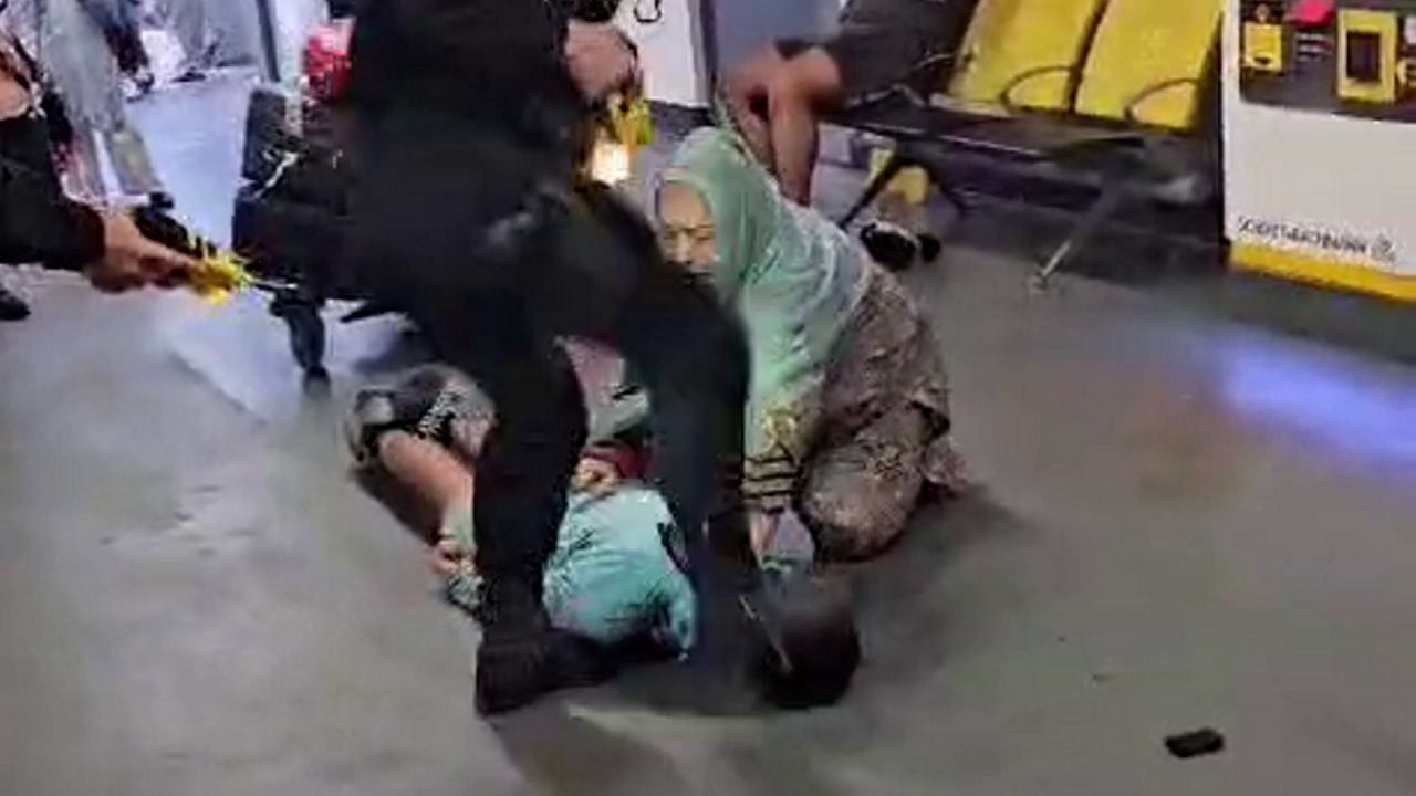Video zeigt Polizisten, der “auf den Kopf eines...