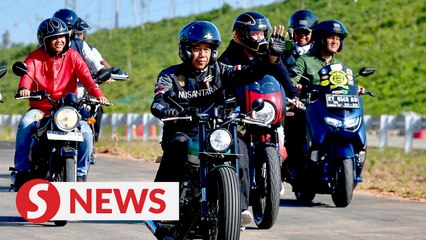 Jokowi rides Nusantara's new toll road on a motorcycle