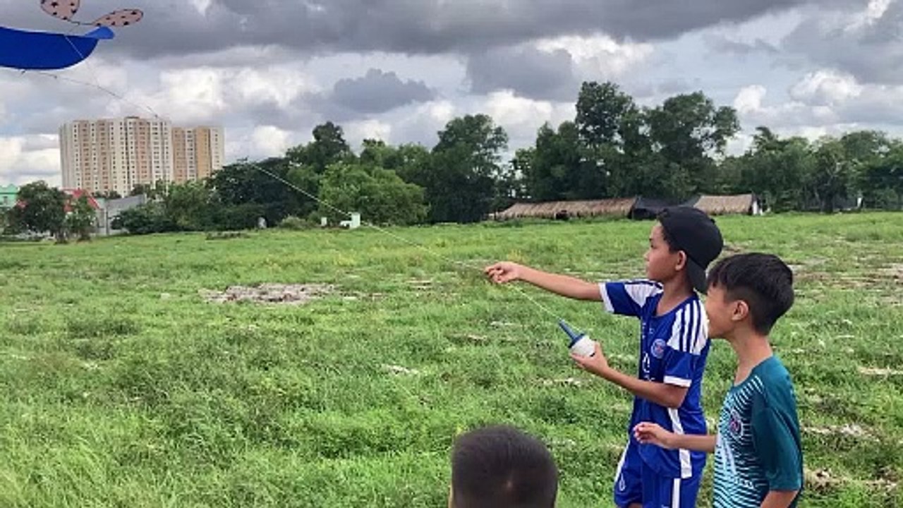 Học sinh sáng tạo thả diều sáo 2 dái mini thành diều sáo độc lạ Bình Dương làm cả hội cười ha ha