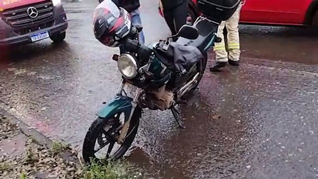 Três veículos se envolvem em colisão no Maria Luiza e motociclista fica ferido