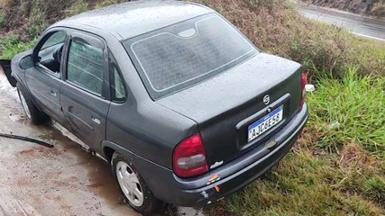 Corsa sai da pista e bate contra barranco no Contorno Oeste