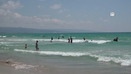 İsrail'in saldırı ve tehditlerine rağmen Lübnanlılar sıcak havada sahil ve plajlara koştu