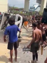 कांवड़ियों का गुस्सा फूटा पुलिस की जीप पलटी