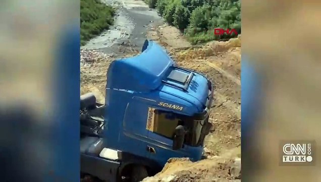 Döküm sahasında toprak kaydı: 3 kamyon devrildi | Video Haber