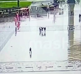 في نفس اللحظة.. إصابة ثلاثة أشخاص بصاعقة برق "فيديو"