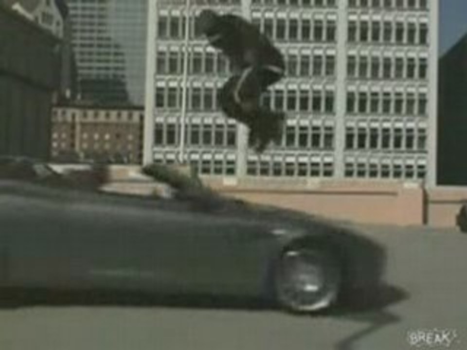 kobe bryant salta auto in corsa