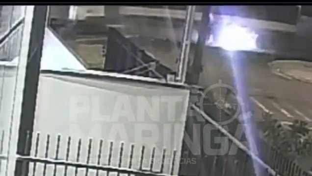 Vídeo mostra carreta desgovernada derrubando postes, árvores e batendo em sete carros