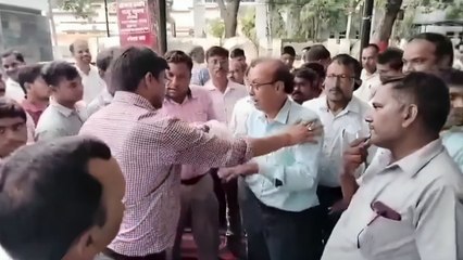 इटावा: अधिकारियों के सामने ग्राम विकास अधिकारी फूट-फूट कर रोया, वीडियो वायरल