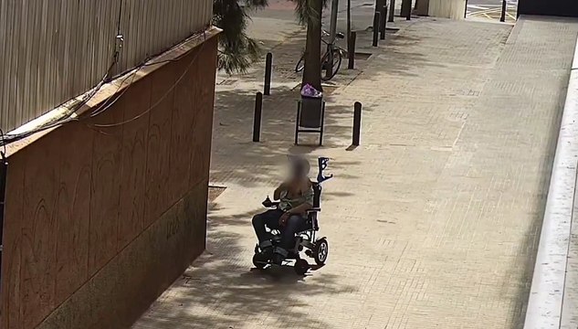 Vídeo del robo a una persona con discapacidad por parte de dos personas