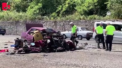 Otomobille yolcu minibüsü çarpıştı, 6 kişi yaralandı