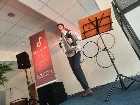 À seulement 23 ans, un Mayennais enchaîne les performances d'accordéon devant jeunes et moins jeunes