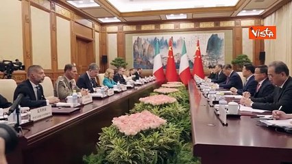 Meloni incontra Xi Jinping a Pechino, la stretta di mano tra i due leader