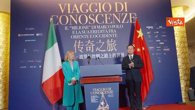 Meloni a mostra Marco Polo a Pechino accolta dai bambini con bandierine cinesi e italiane