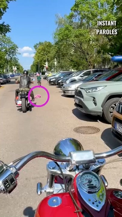 Ce motard s’arrête en pleine route puis réalise un geste précieux pour une famille à vélo