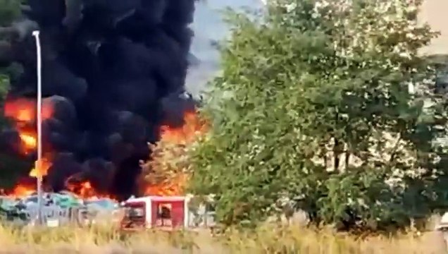 Maxi incendio, paura a Massa. Altissima colonna di fumo nero visibile da lontano