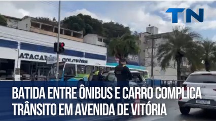 Batida entre ônibus e carro complica trânsito em avenida de Vitória